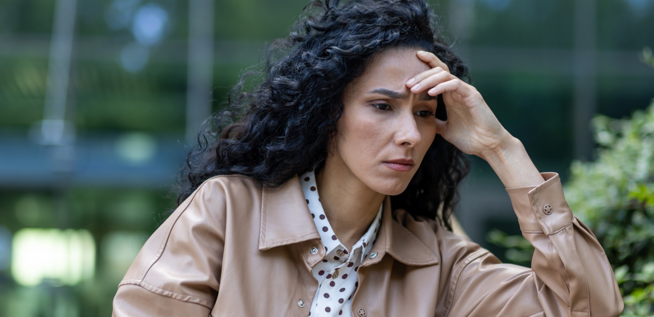 امرأة منزعجة وتفكر بأمورها