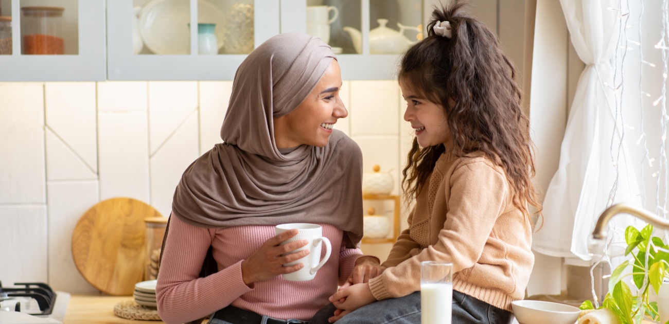 امرأة تتحدّث مع ابنتها
