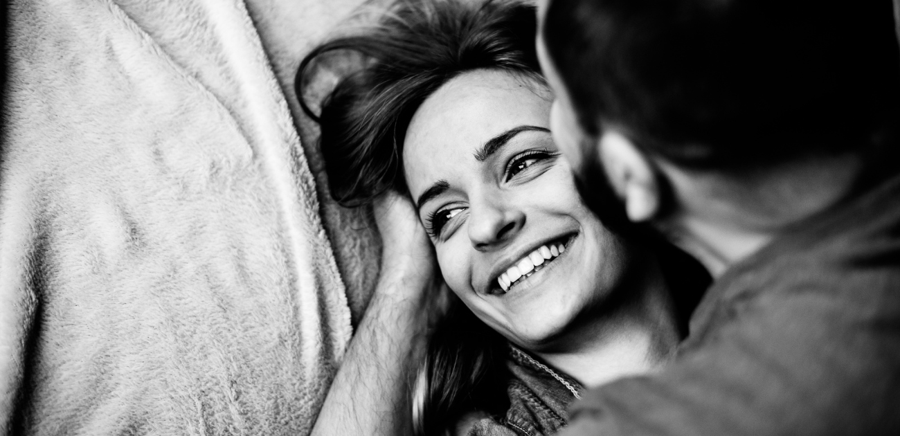 رجل يقبل زوجته في المنام