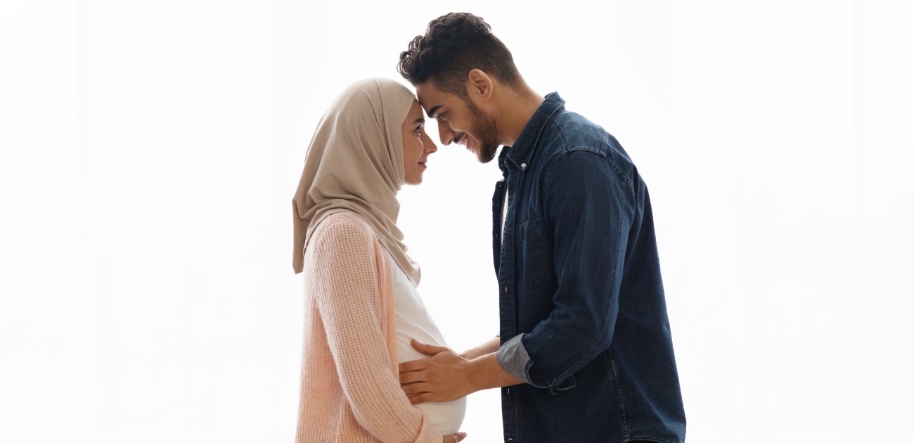 رجل يهتم بزوجته الحامل