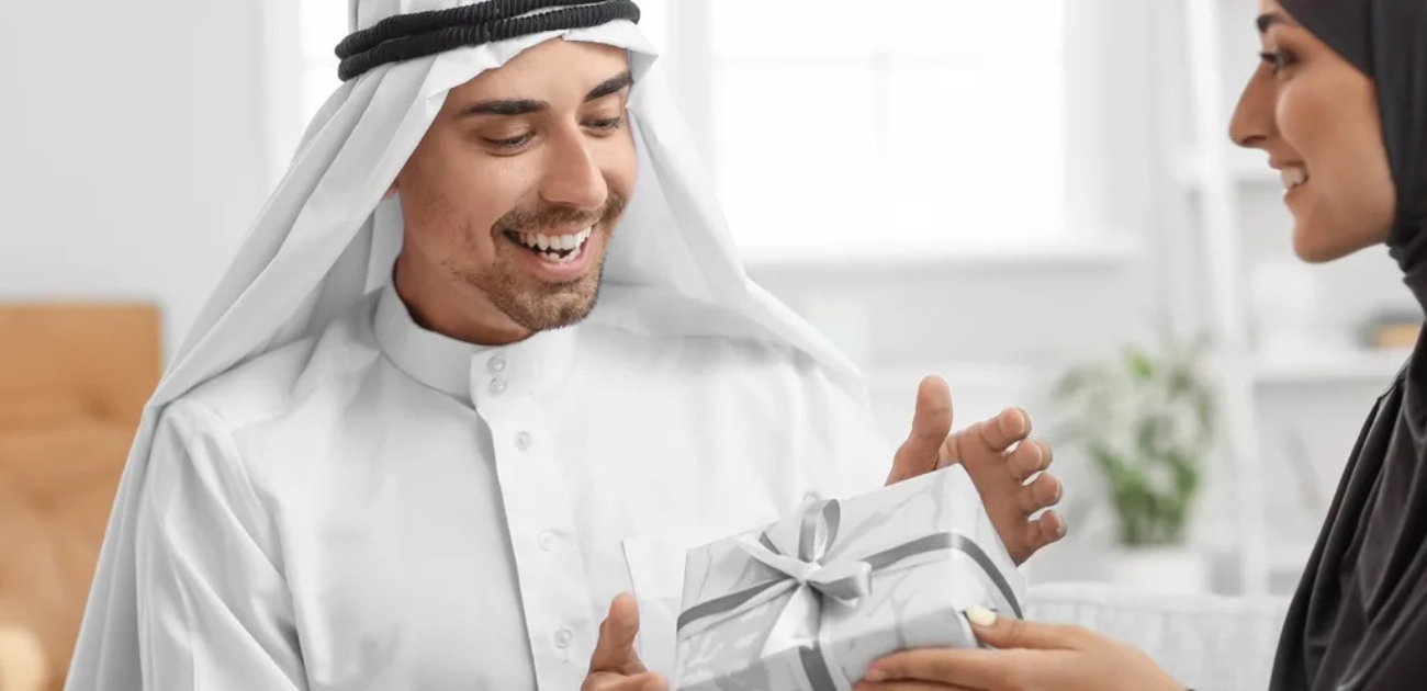 امرأة تفاجئ زوجها في عيد ميلاده