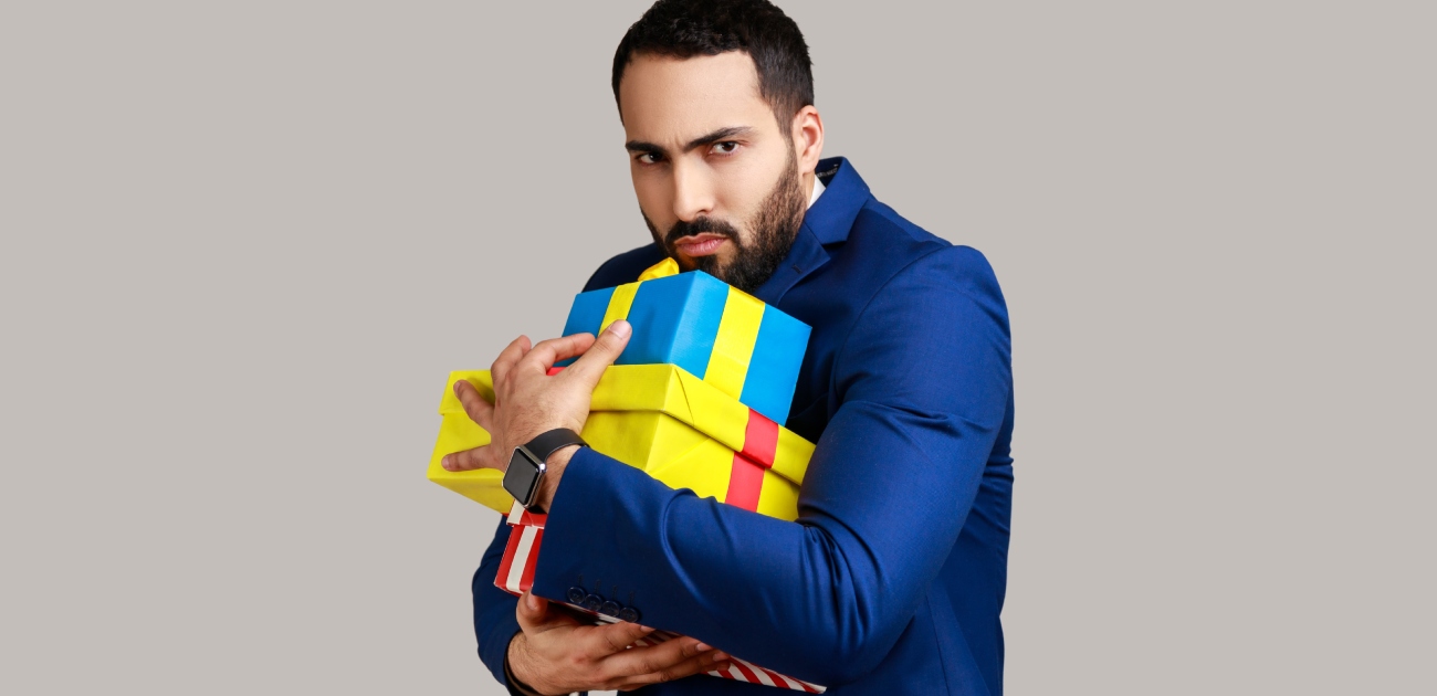 زوج يمسك بالهدايا