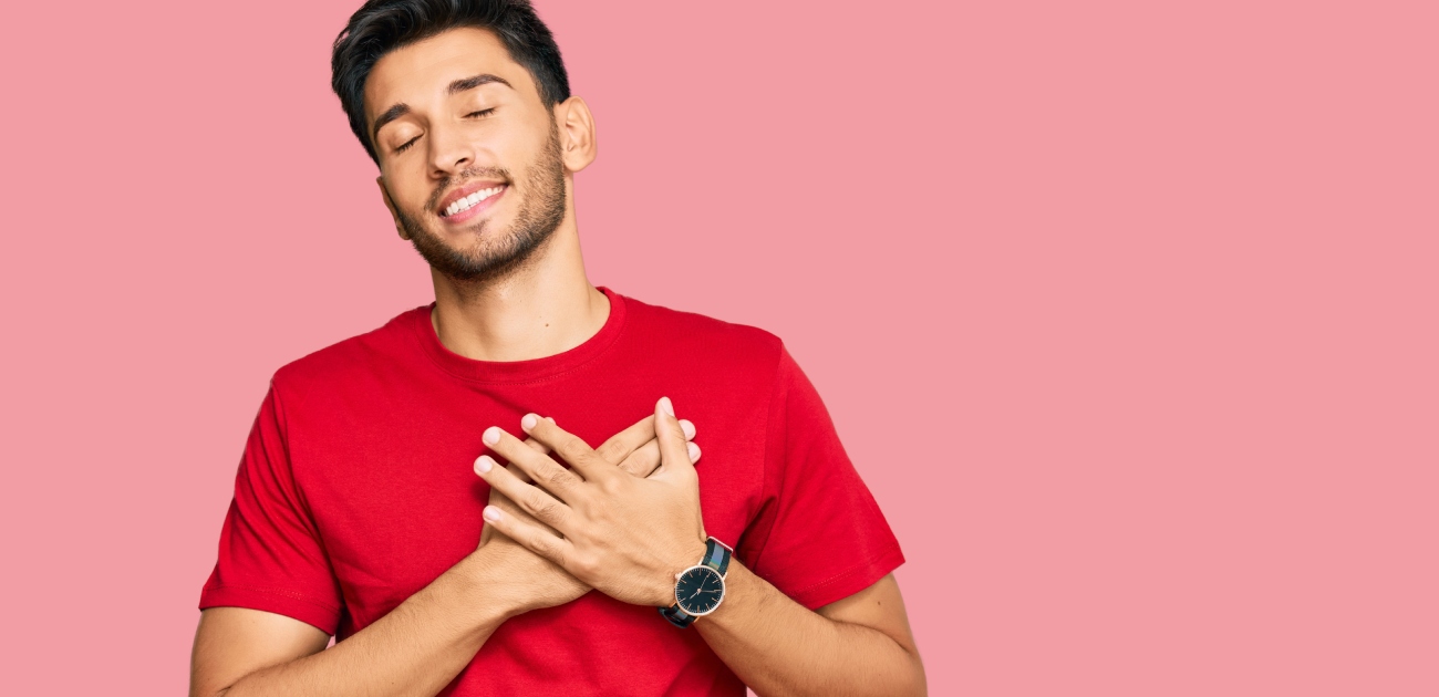 رجل يضع يديه على قلبه