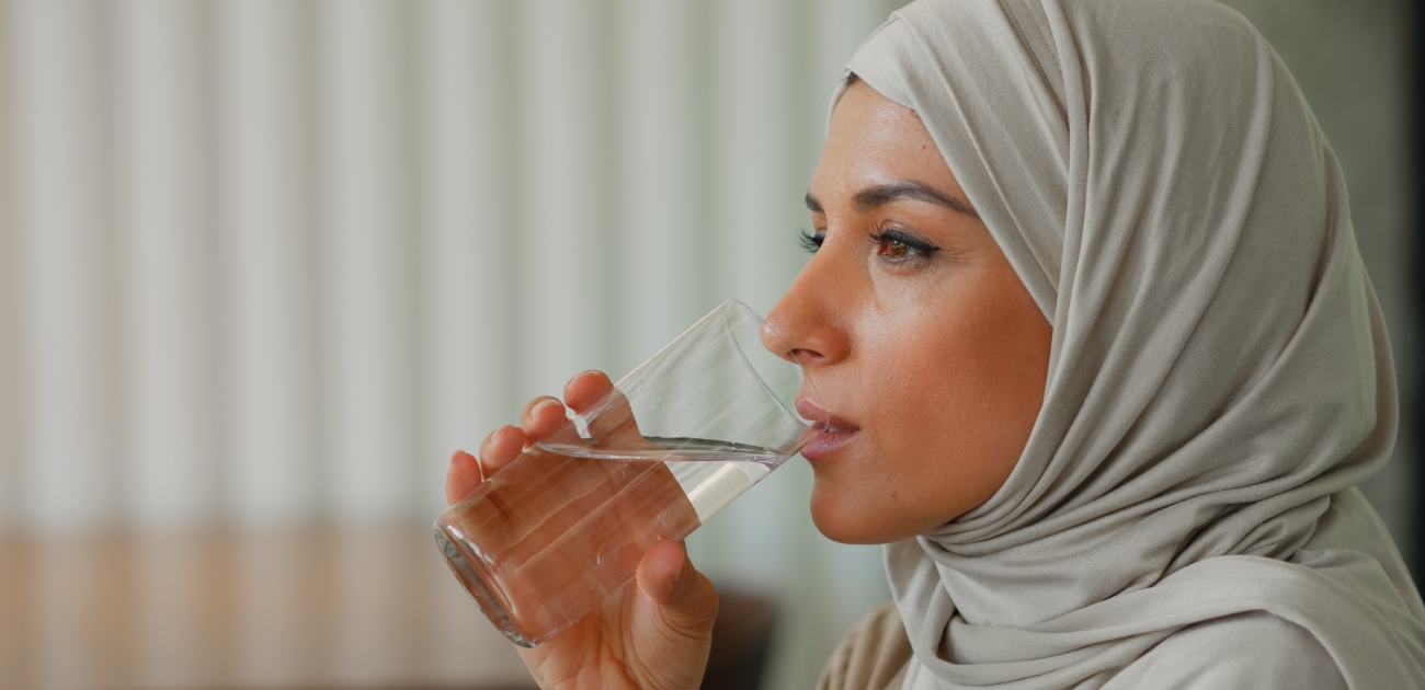 امرأة تشرب الماء