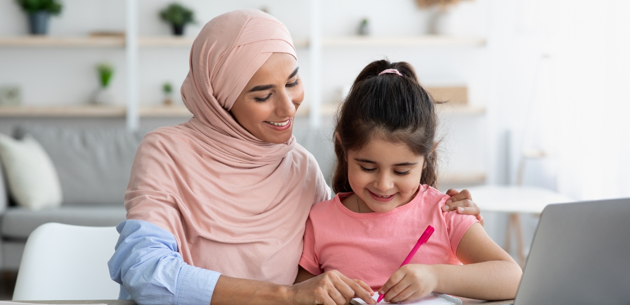 أم تدرّس ابنتها