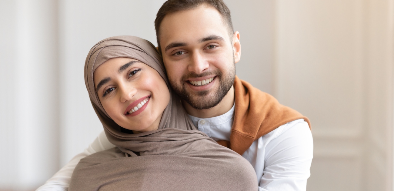 زوج يحضن زوجته