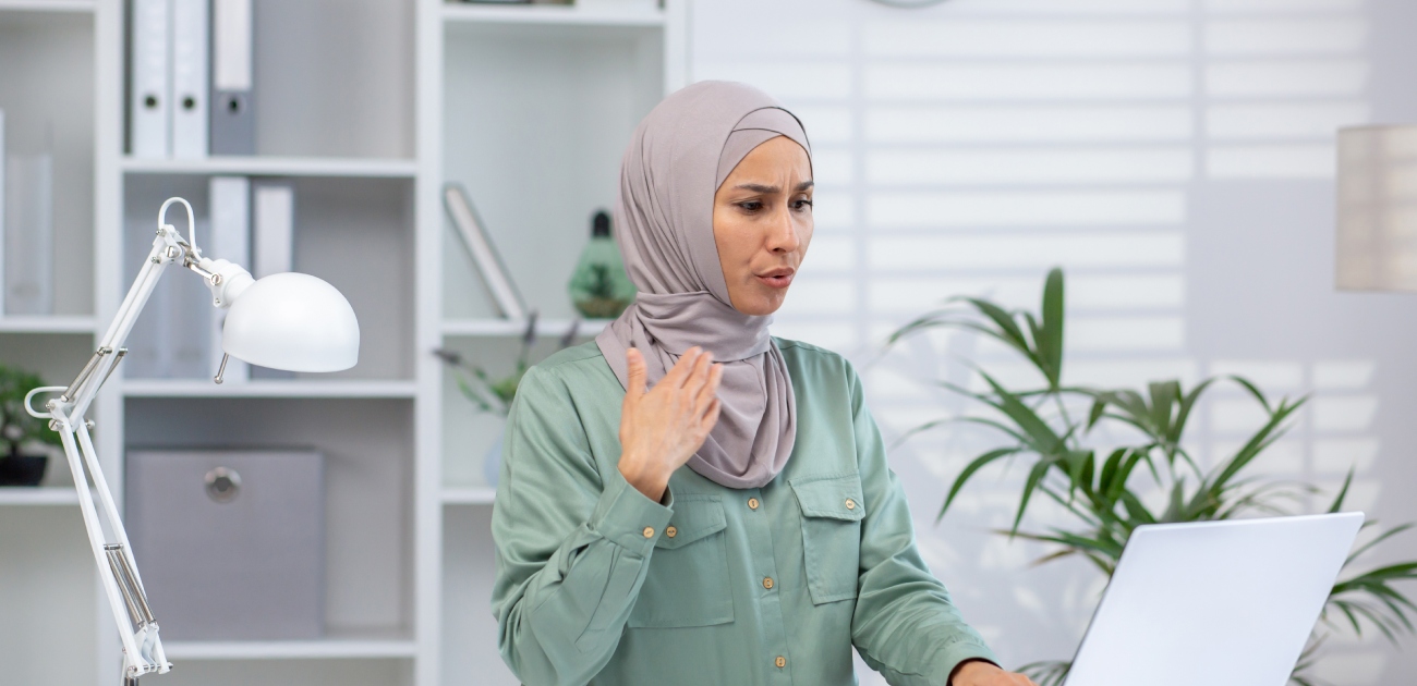 سيدة تشعر بهبات ساخنة