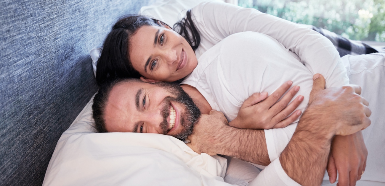 زوجان يقضيان وقتًا ممتعًا