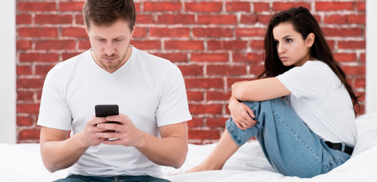 كيف تكشفين خيانة زوجك؟ 9 إشارات لا تخطئ!