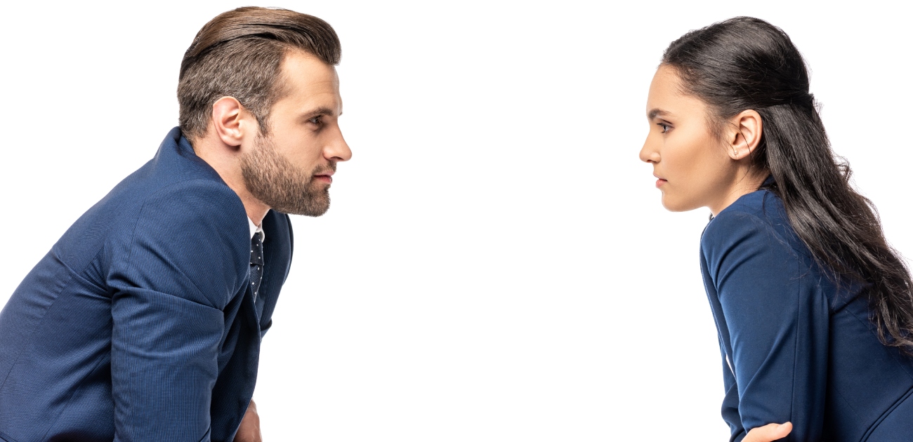 امرأة ورجل يقفان وجهًا لوجه وينظران إلى بعضهما البعض