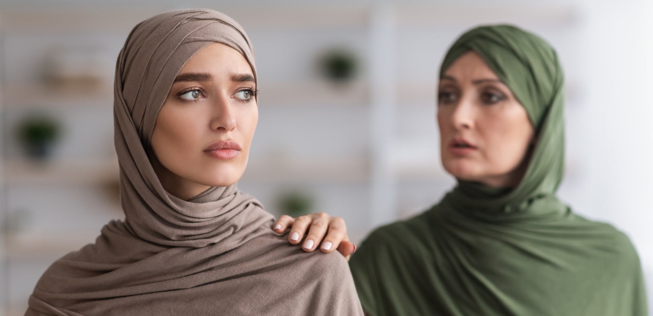 امرأة ترفض التحدث إلى امرأة أخرى