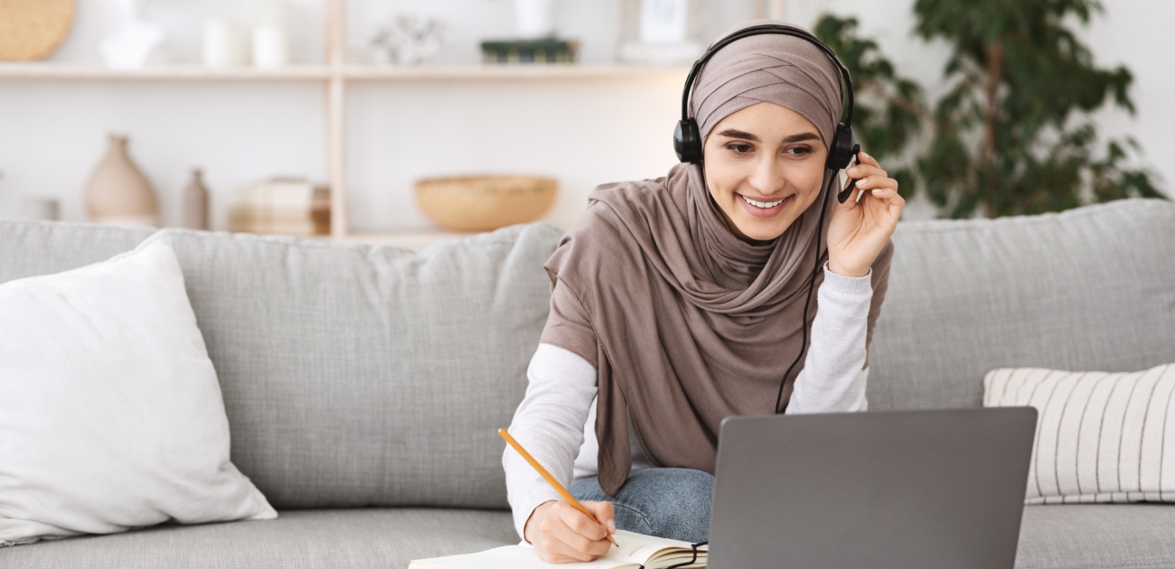 طالبة تدرس عن بعد