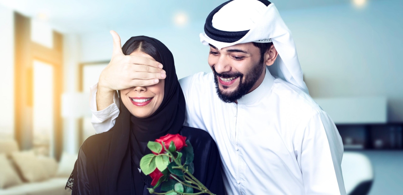 رجل يحمل الورود لزوجته