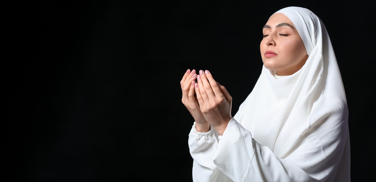امرأة ترفع يديها بالدعاء