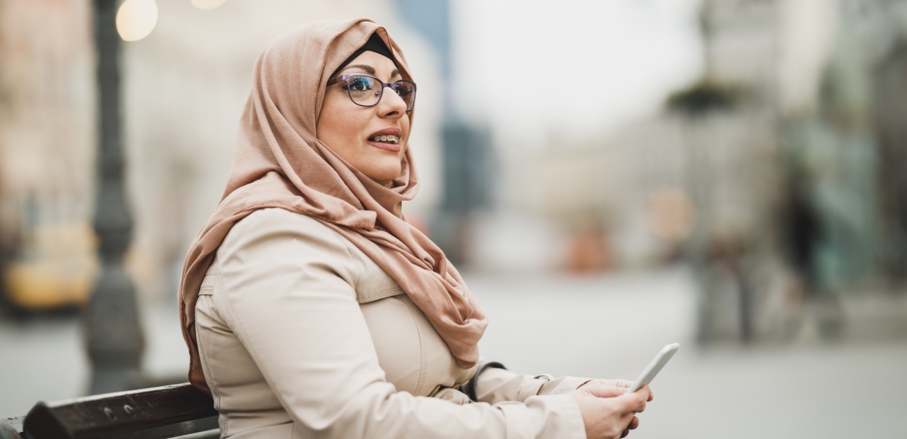 سيدة تجري اختبار ذكاء