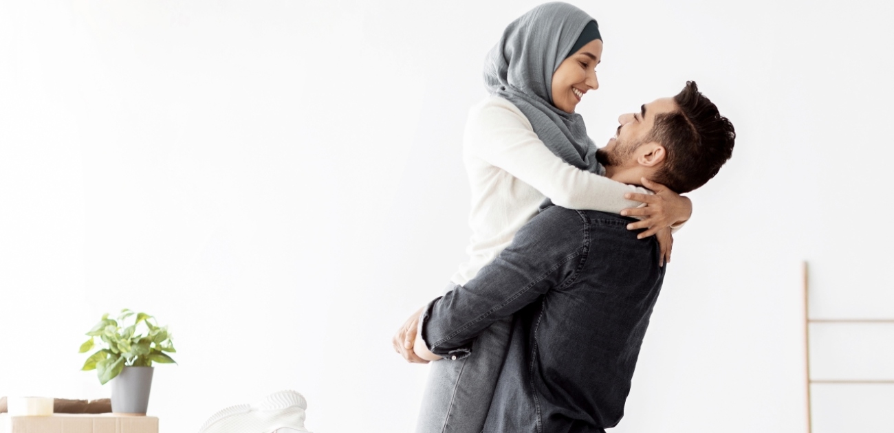 رجل يعانق زوجته