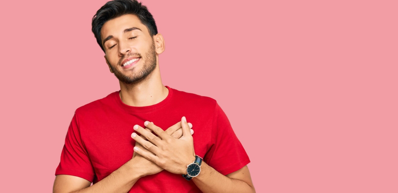رجل يضع يديه فوق قلبه