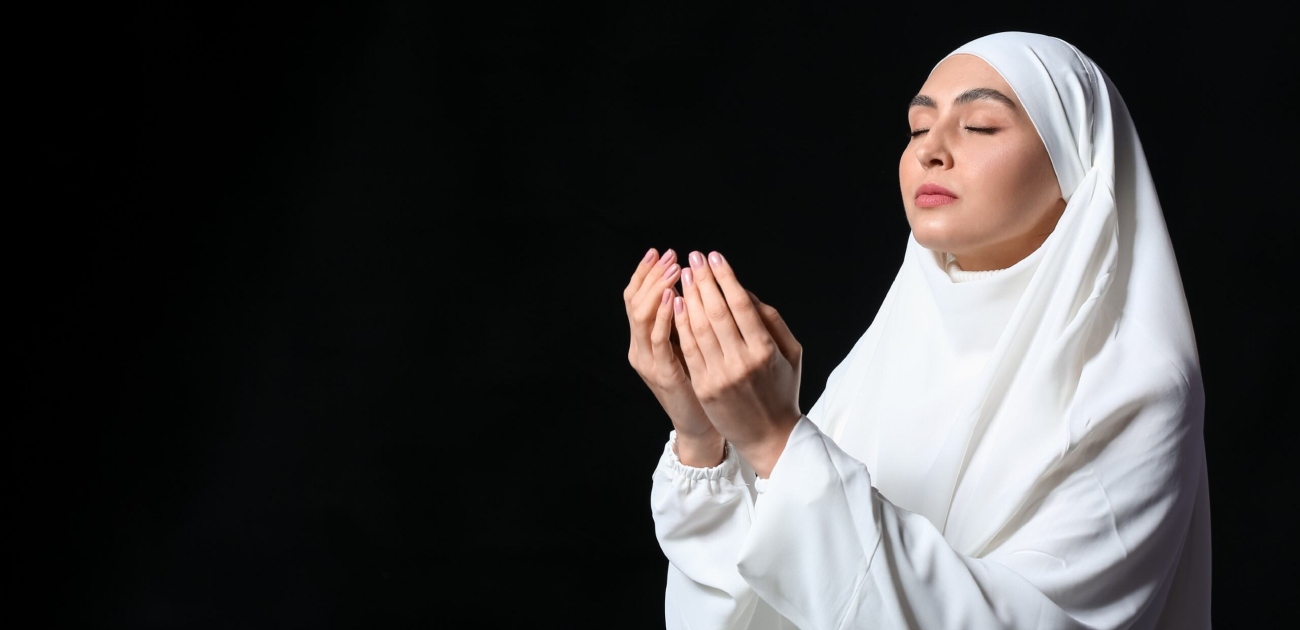 امرأة تدعو الله