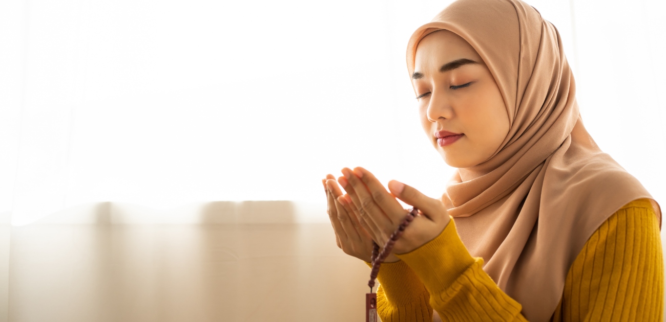 امرأة تدعو الله