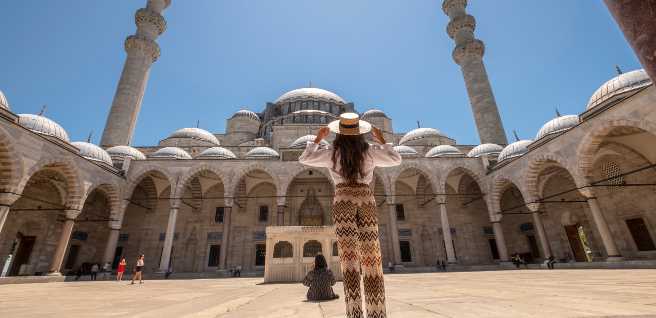 امرأة تقف في جامع