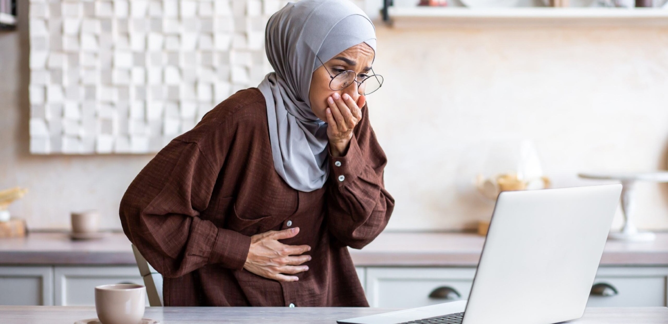 امرأة تشعر بالغثيان