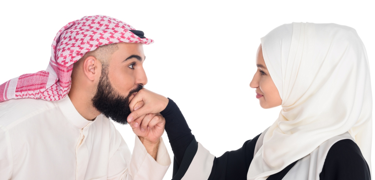 زوج يقبل يد زوجته