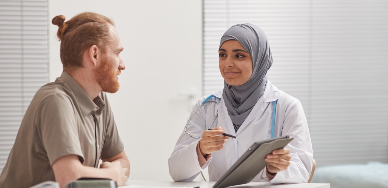 طبيبة تعاين المريض