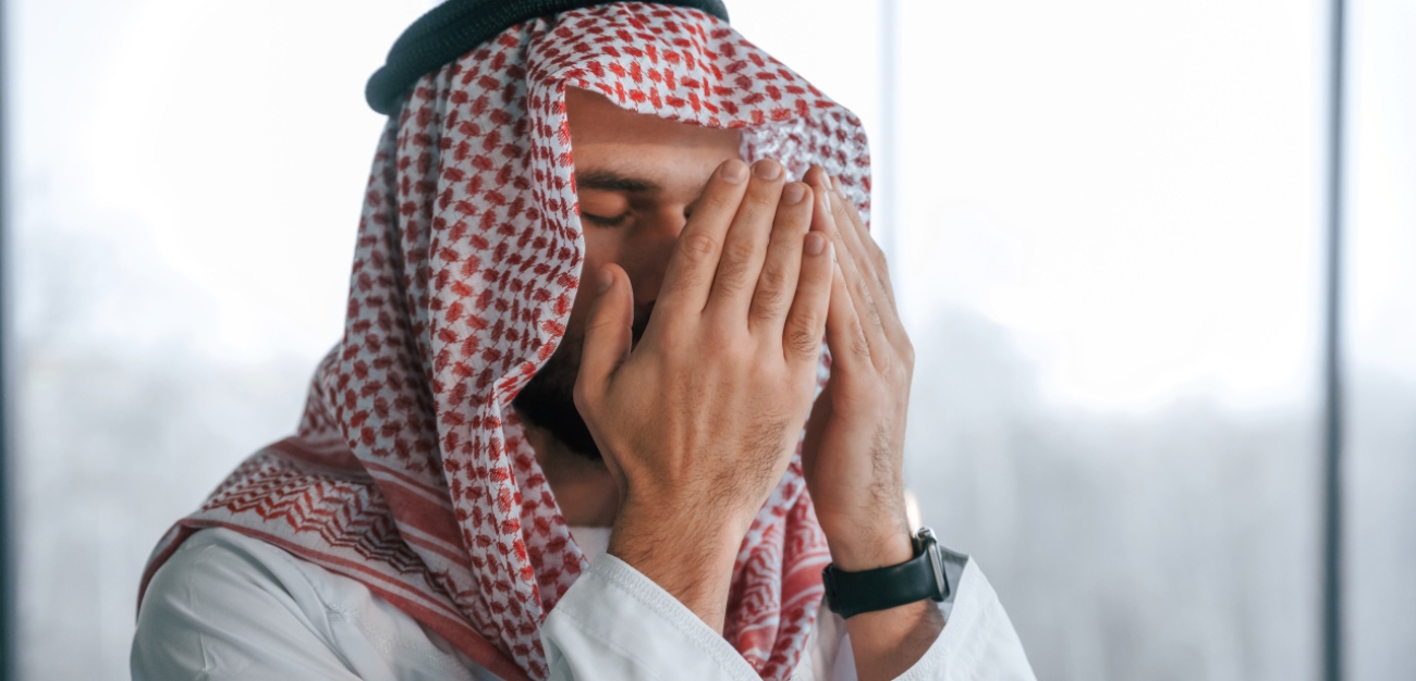 رجل يبكي