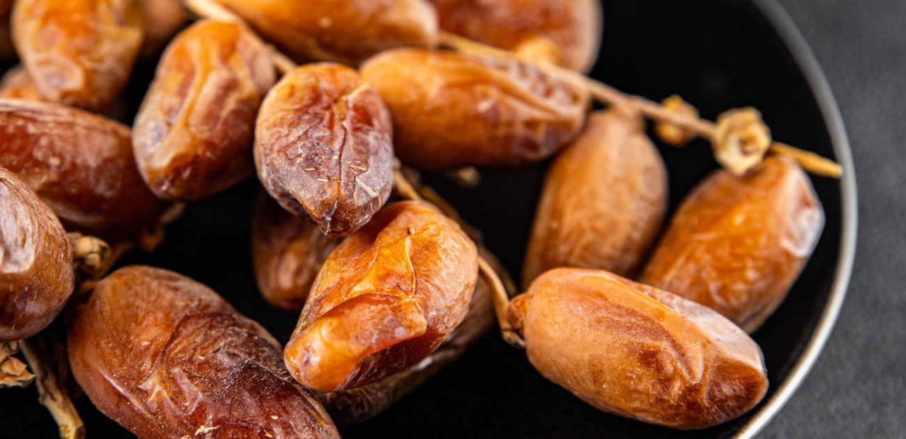 طبق من البلح