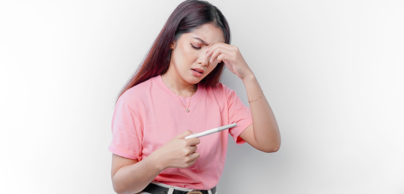 امرأة تحمل اختبار الحمل