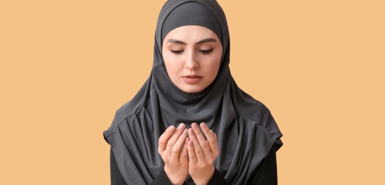 امرأة تدعو الله