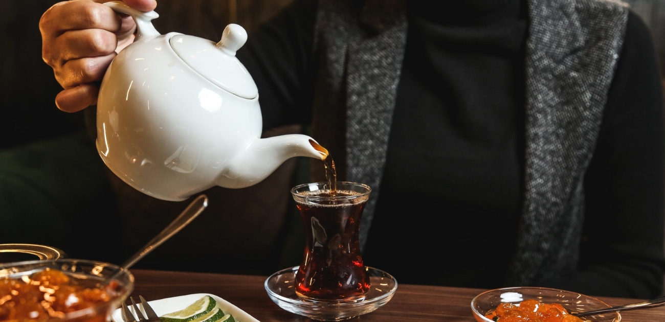 امرأة تسكب الشاي في فنجان