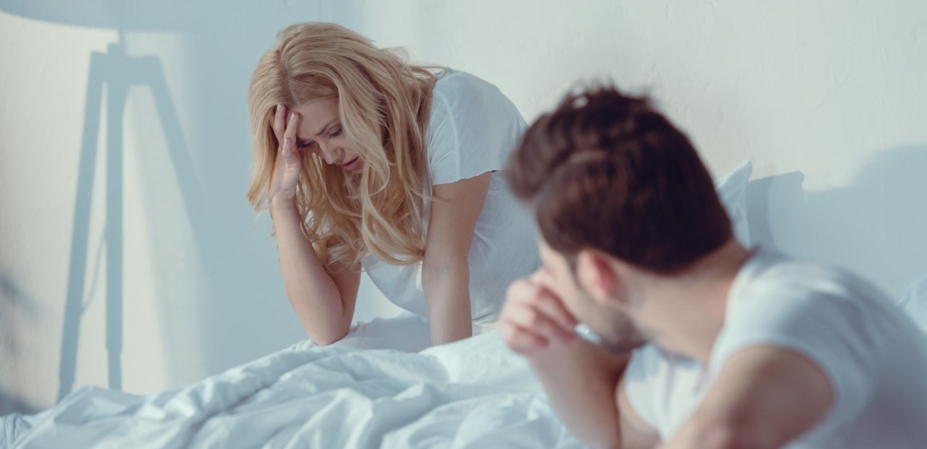 امرأة تبدو عليها علامات القلق بالقرب من زوجها