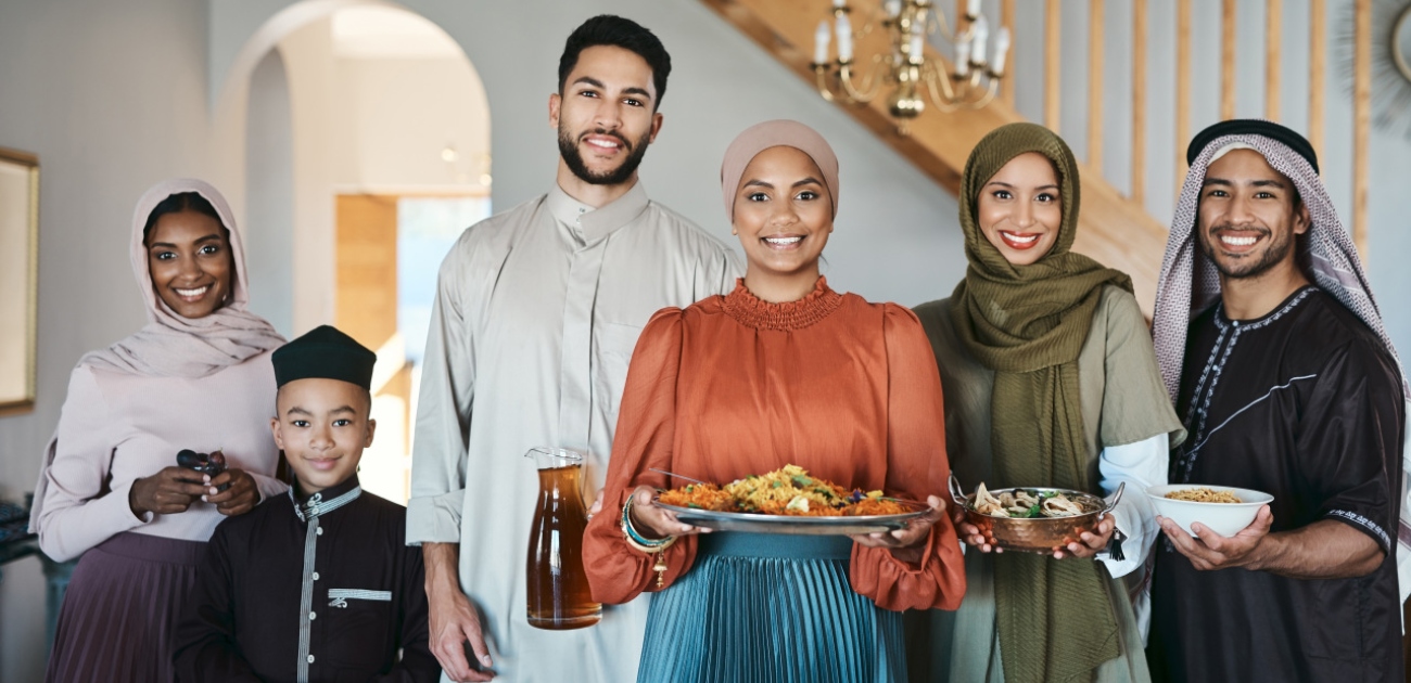 أفراد عائلة مجتمعين سويًا