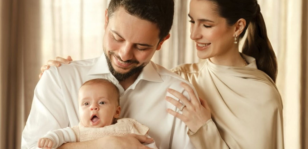 الأميرة إيمان تسرق الأضواء في لحظة عائلية دافئة مع جدها الملك!