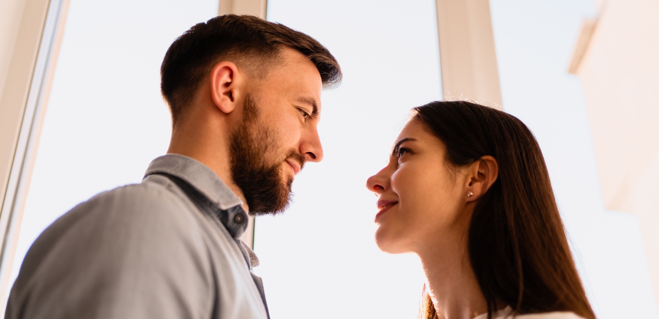 تحديق المرأة في عيون الرجل​