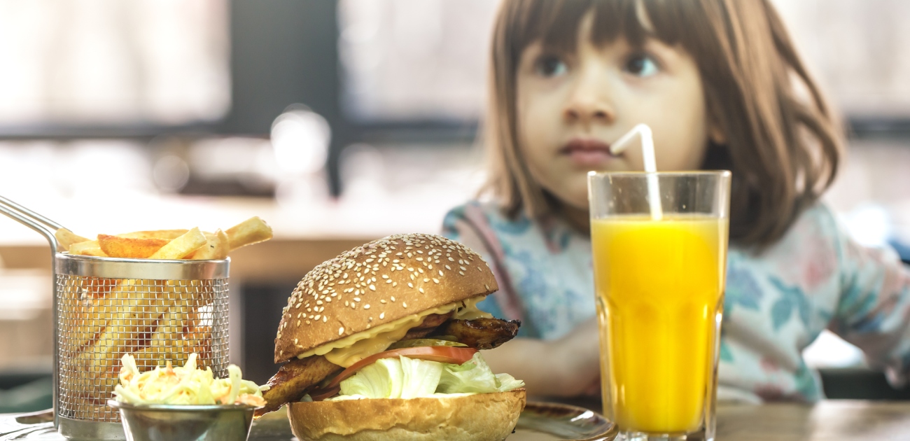 5 أطعمة شائعة تخفّض معدل ذكاء طفلك.. الأخيرة ستفاجئك!