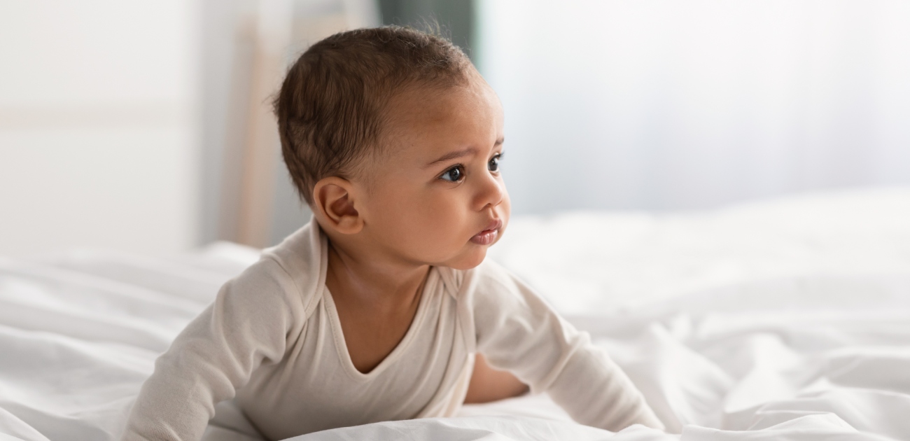 متى يتقلب الطفل​