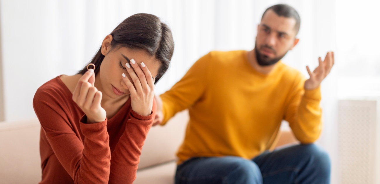 كيف يتحول تدخل أم الزوج إلى تهديد للحياة الزوجية؟