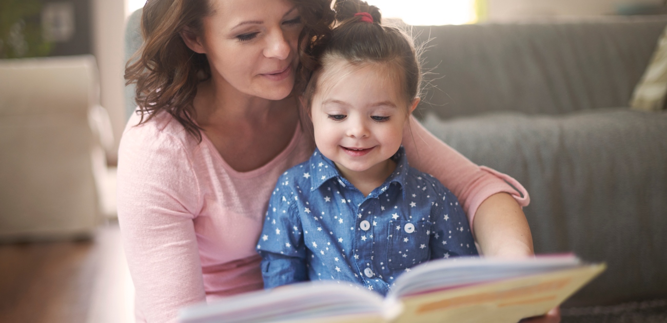أم وطفلتها تقرآن كتاب