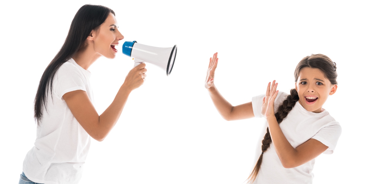 امرأة تصرخ على طفلتها
