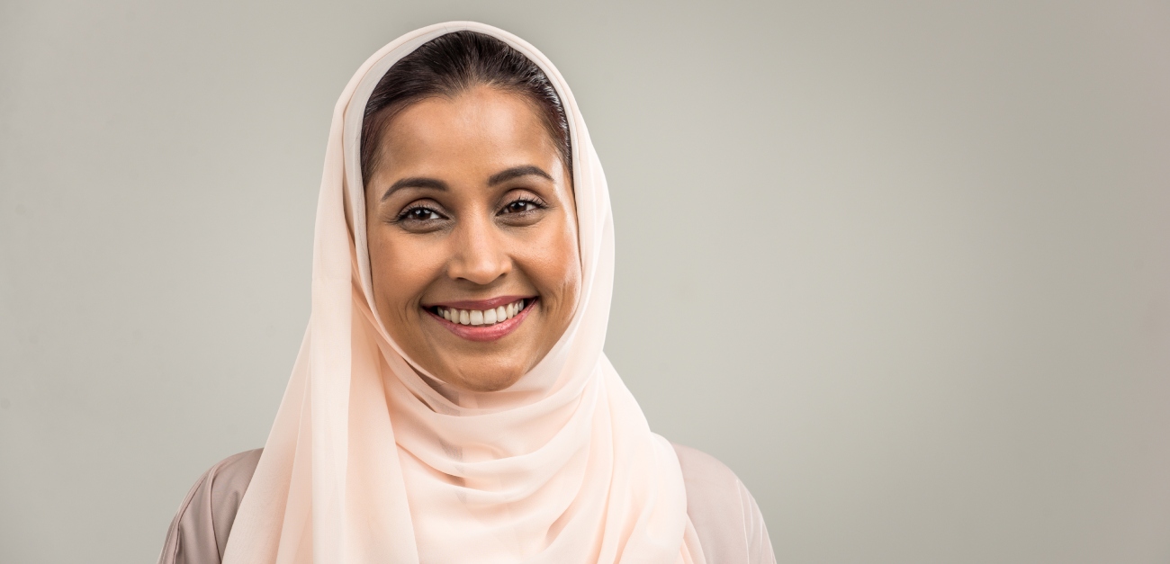 امرأة محجّبة سعيدة