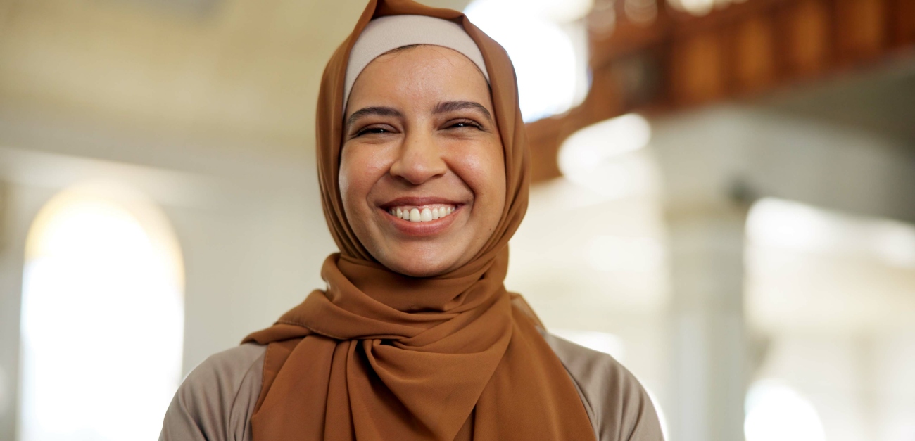 امرأة محجّبة سعيدة