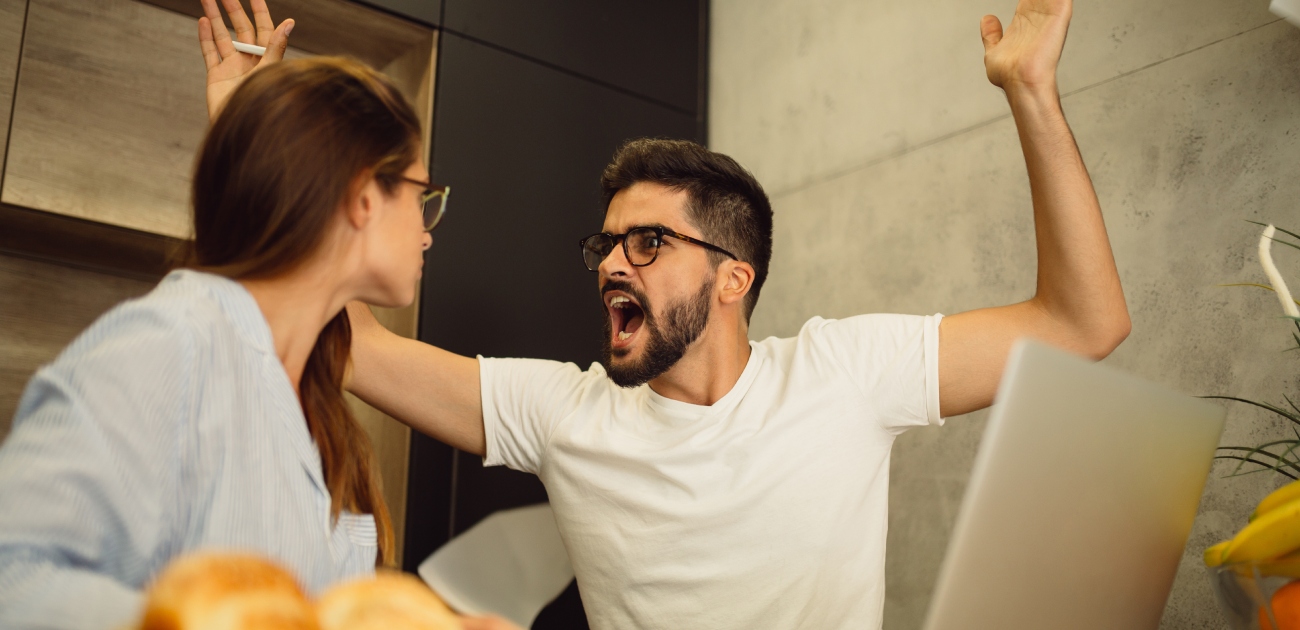 متى تتحول الغيرة الزائدة إلى قنبلة موقوتة تهدد الزواج؟