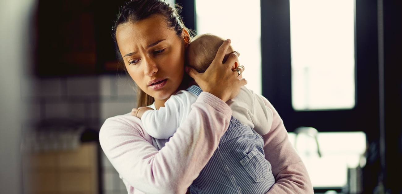 متى تكون مشاعر الذنب جزءًا من تجربة الأمومة؟