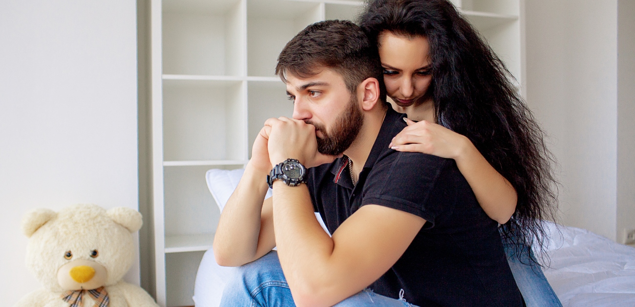 رجل حزين وزوجته تحاول مواساته