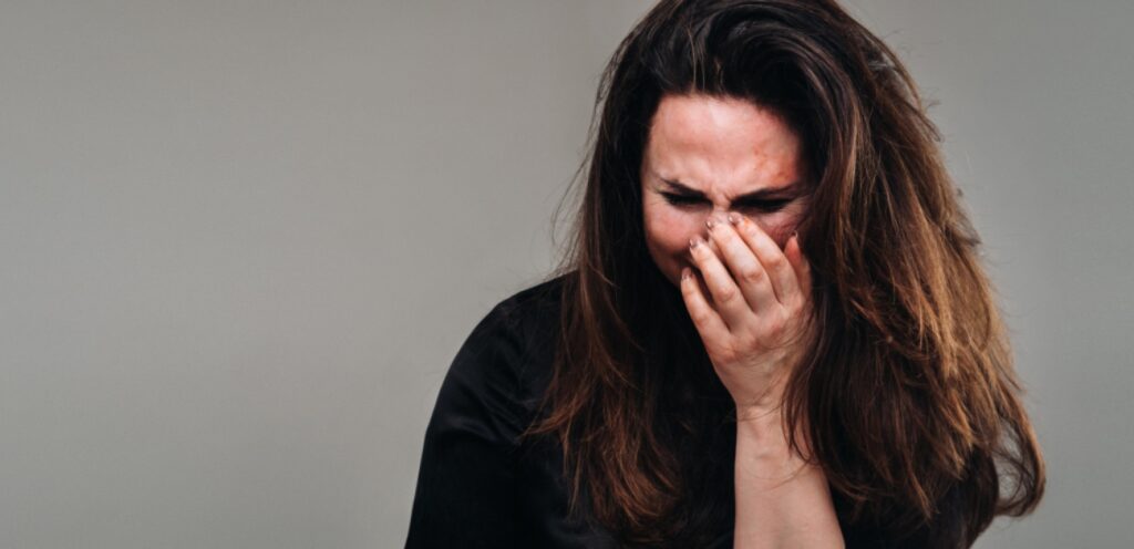 امرأة حزينة ووحيدة