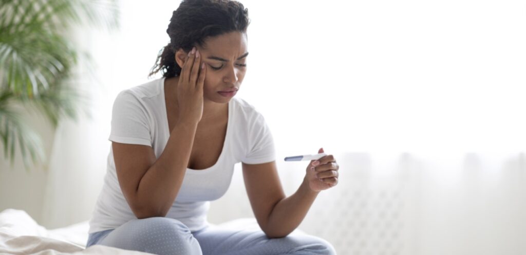امرأة تمسك اختبار حمل