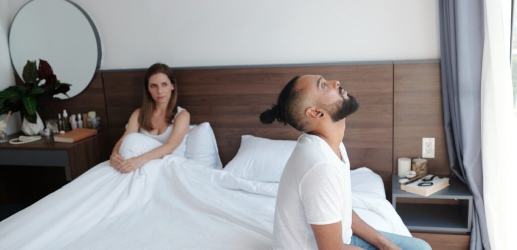 زوجان حزينان على السرير