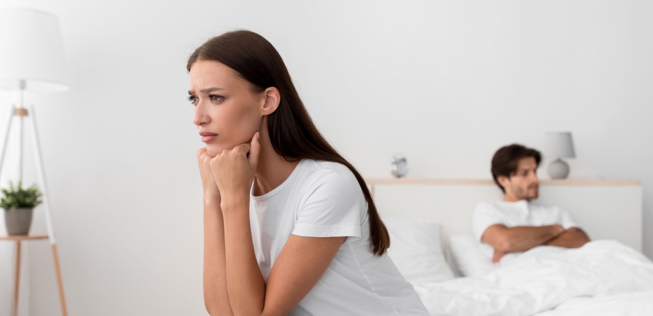 تعيشين مع زوجك بس تحسين إنك بعيدة؟